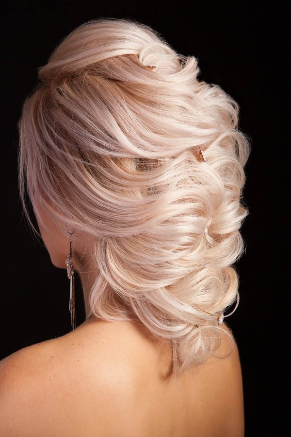 Comment réaliser une coiffure tressée romantique pour cheveux mi-longs et fins?