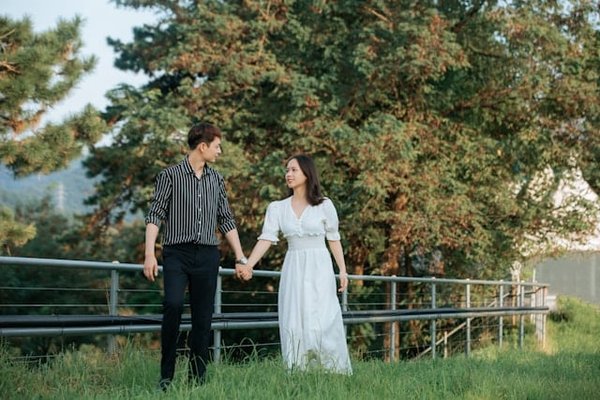 Quelles astuces pour bien porter une robe chemise au bureau tout en restant professionnelle?