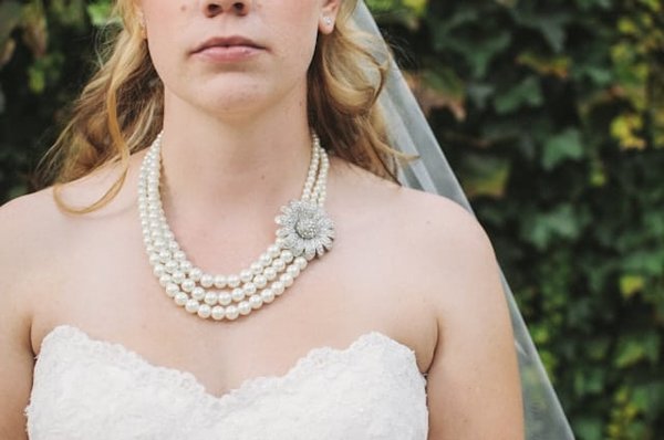 Quels conseils pour choisir des bijoux en perles pour une tenue de mariage?